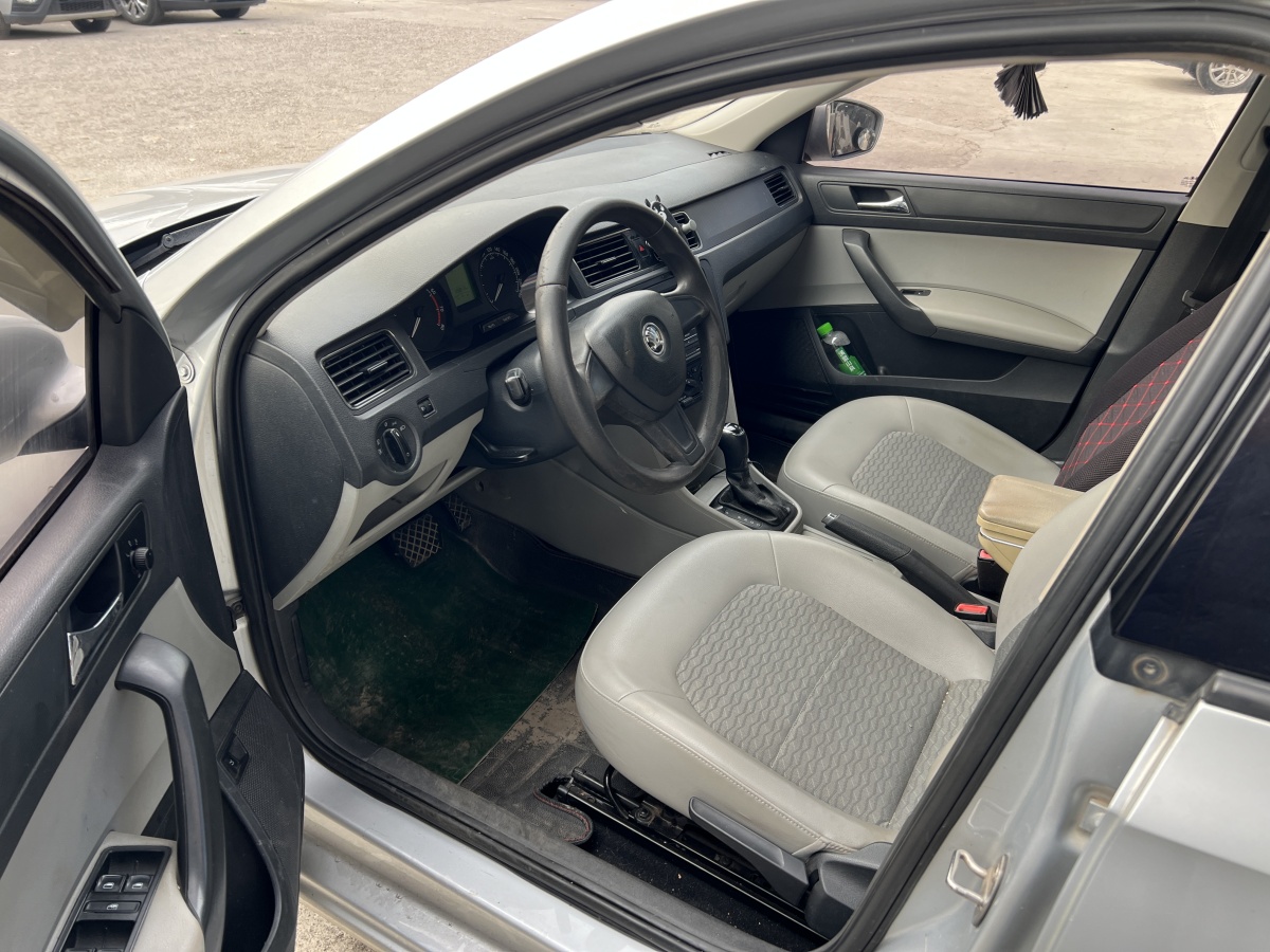 Skoda Rapid 2016 imagen de coche #3