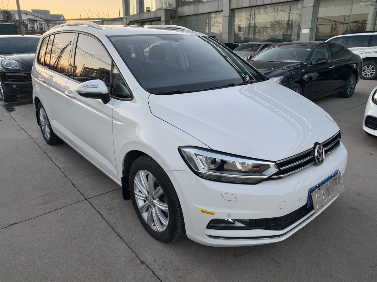 Volkswagen Touran 2018 car image #3