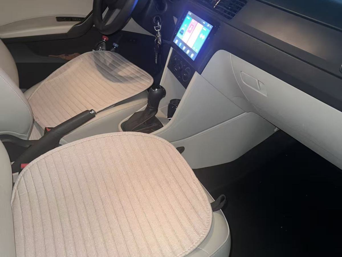 Skoda Rapid 2017 immagine di auto #3