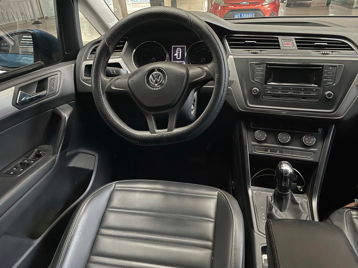 Volkswagen Touran 2020 immagine di auto #3