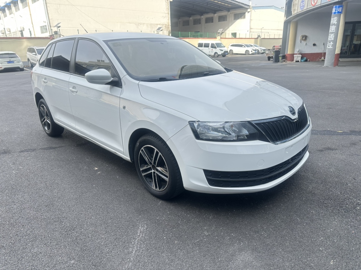 Skoda Rapid Spaceback 2017 car image #3