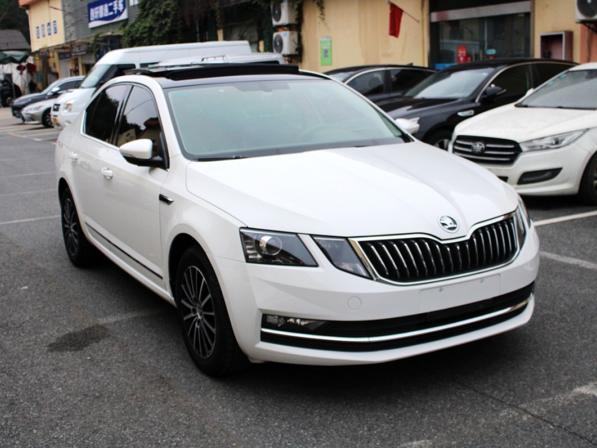 Skoda Octavia 2020 car image #3