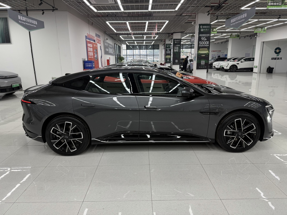 Avatr 06 2025 car image #3