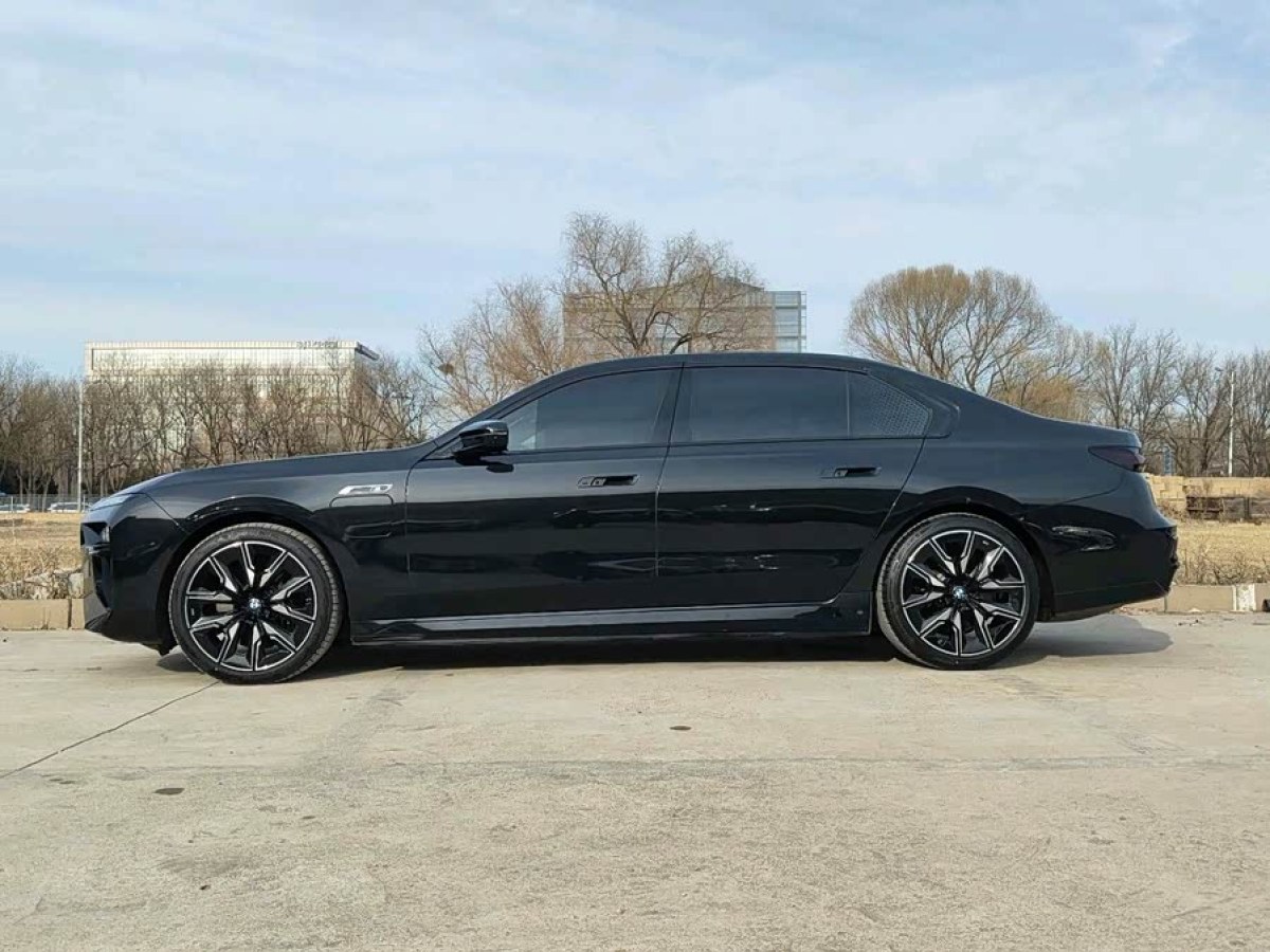 BMW i7 M70L 2025 car image #3