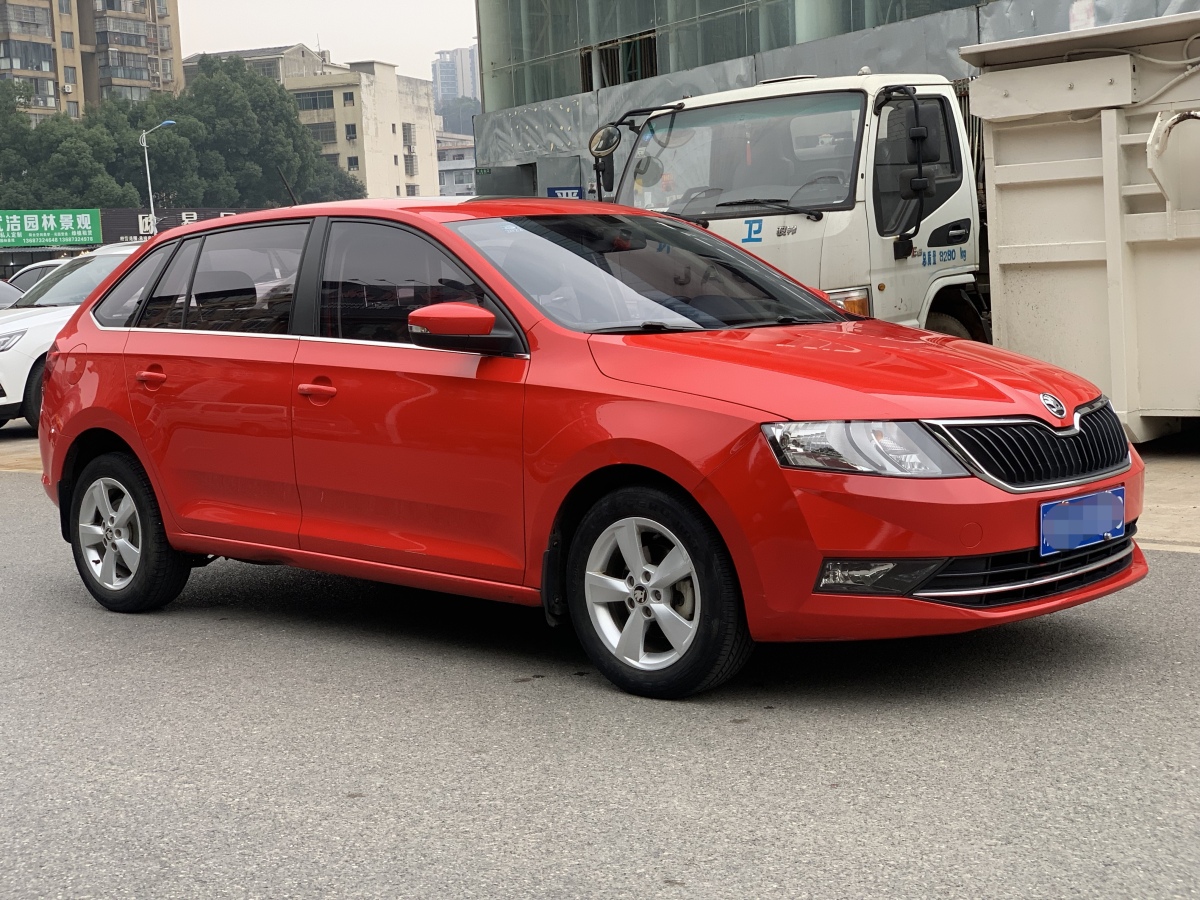 Skoda Rapid Spaceback 2018 car image #3