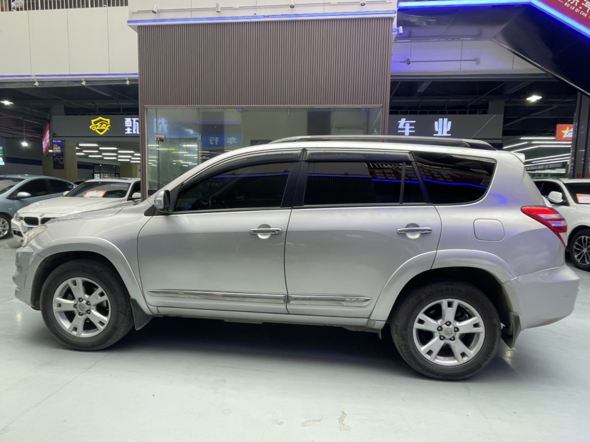 Toyota RAV4 2011 car image #3