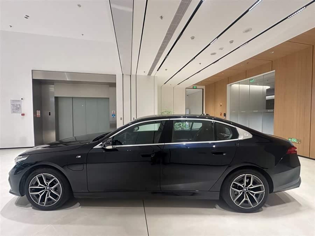 BMW i5 2024 car image #3
