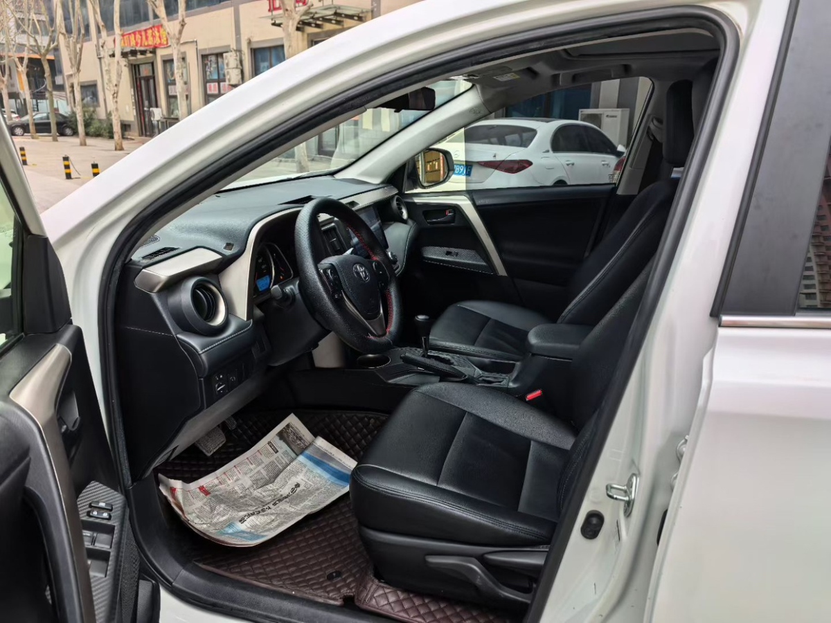 Toyota RAV4 2015 car image #3