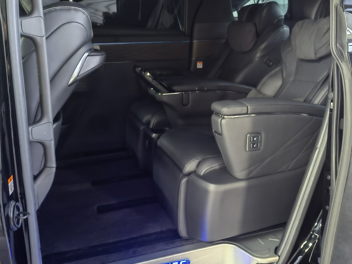 Toyota Vellfire 2025 #3 Toyota Vellfire 2025 car image #3