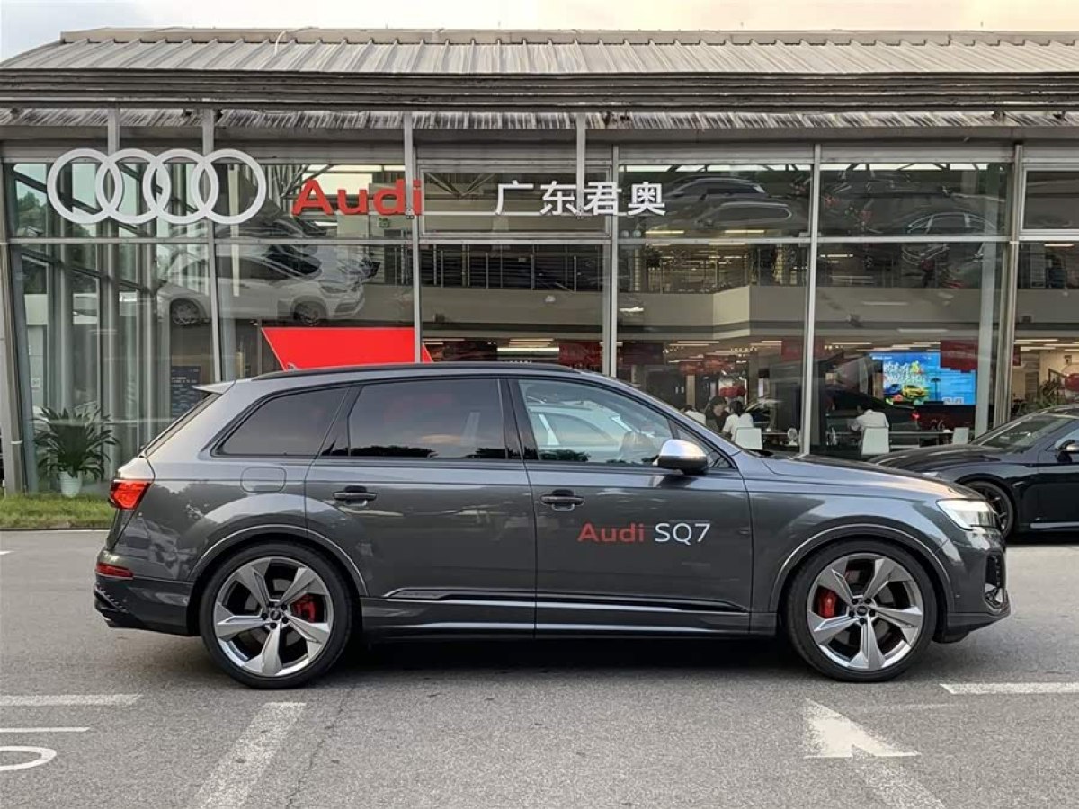 Audi SQ7 2024 car image #3