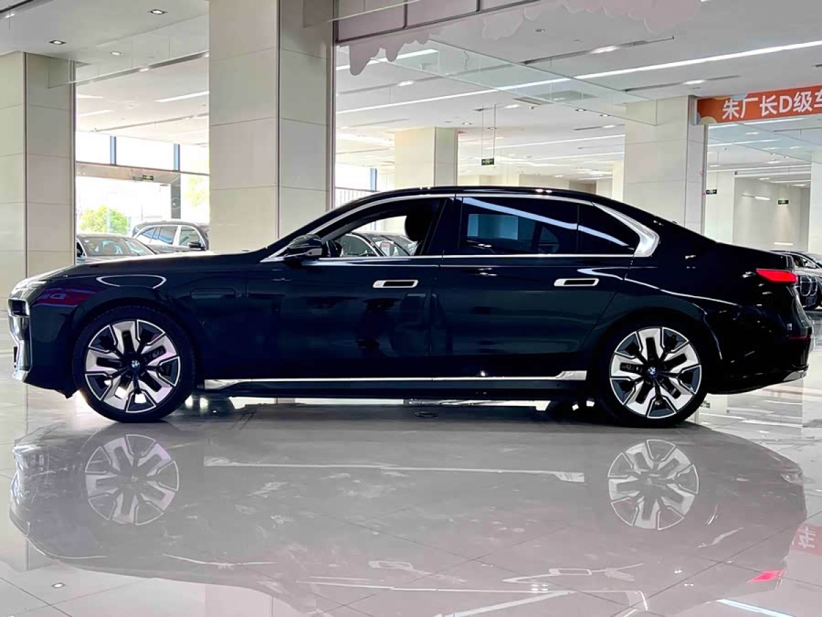 BMW i7 2023 car image #3