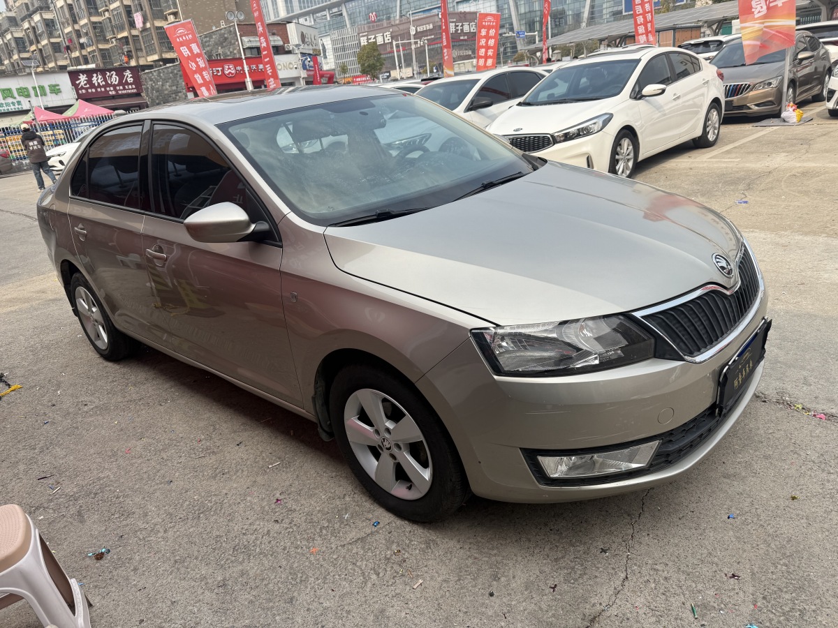 Skoda Rapid 2015 car image #3