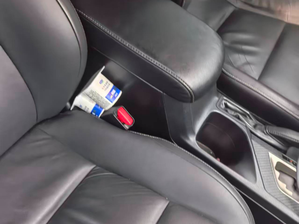 Toyota RAV4 2015 immagine di auto #3