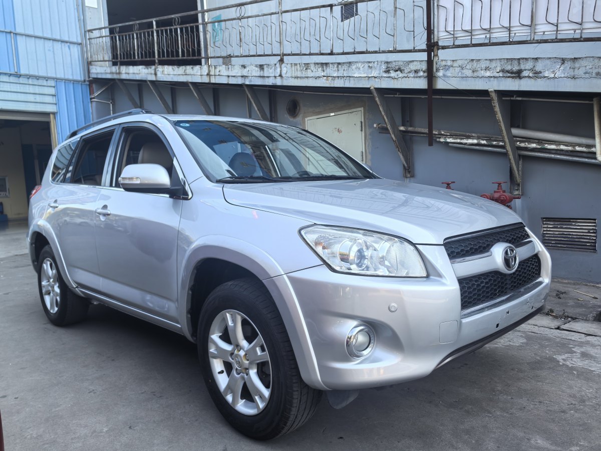 Toyota RAV4 2012 car image #3
