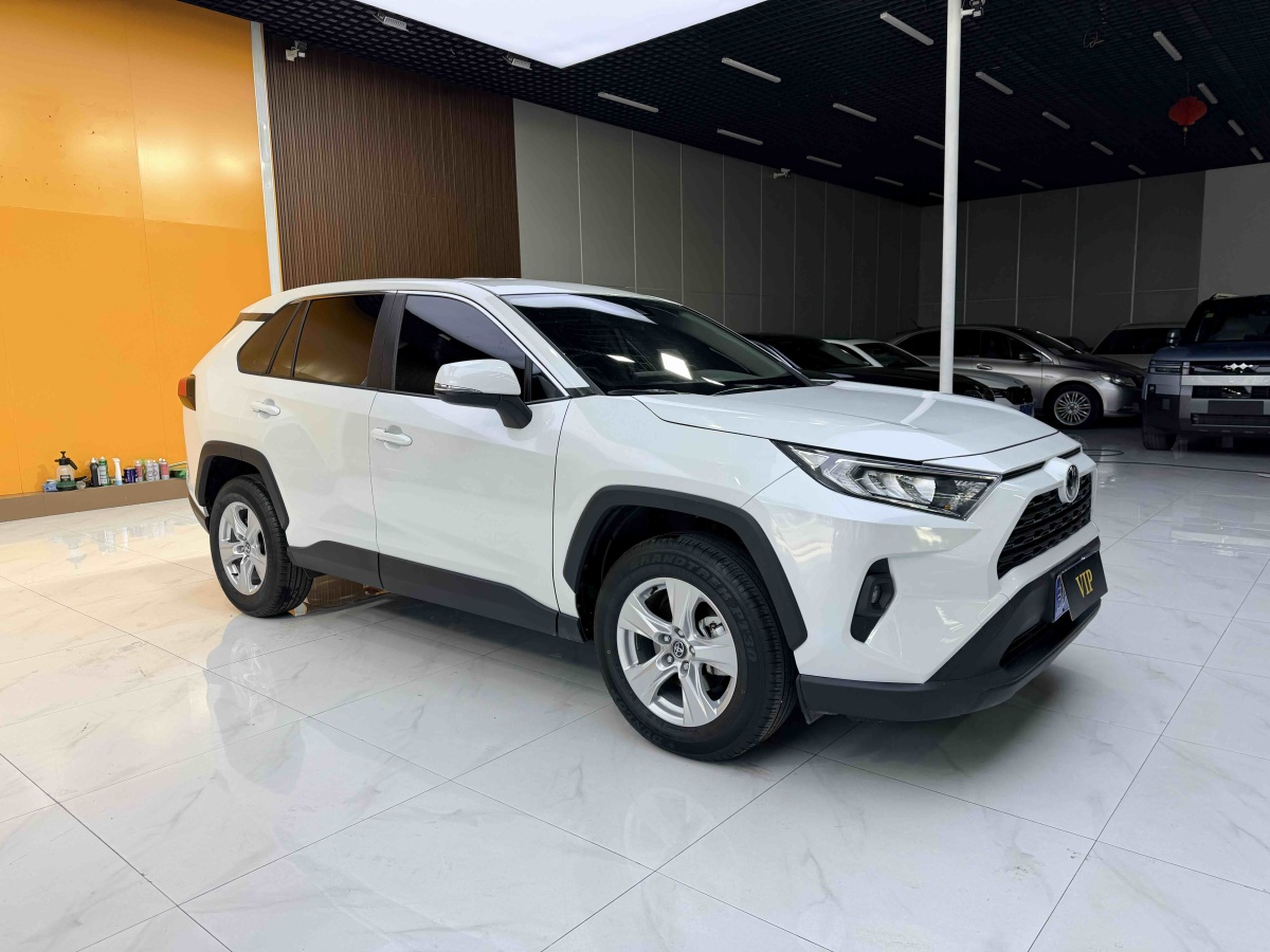 Toyota RAV4 2025 car image #3