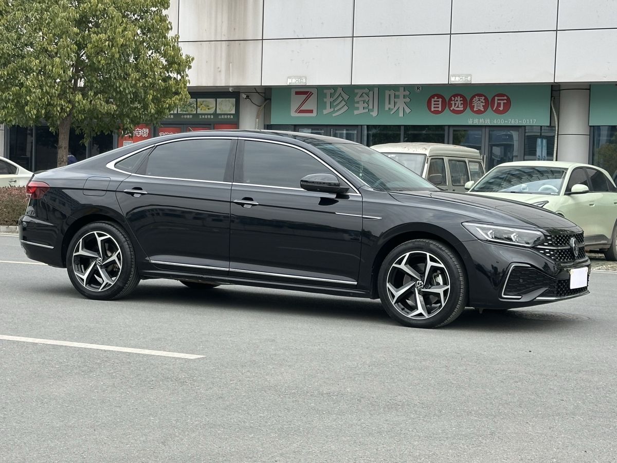 Volkswagen Passat 2024 car image #3