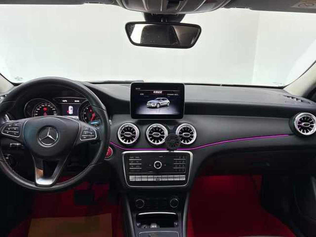 Mercedes-Benz GLA Class 2018 car image #3