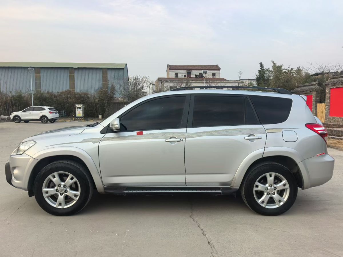 Toyota RAV4 2012 immagine di auto #3