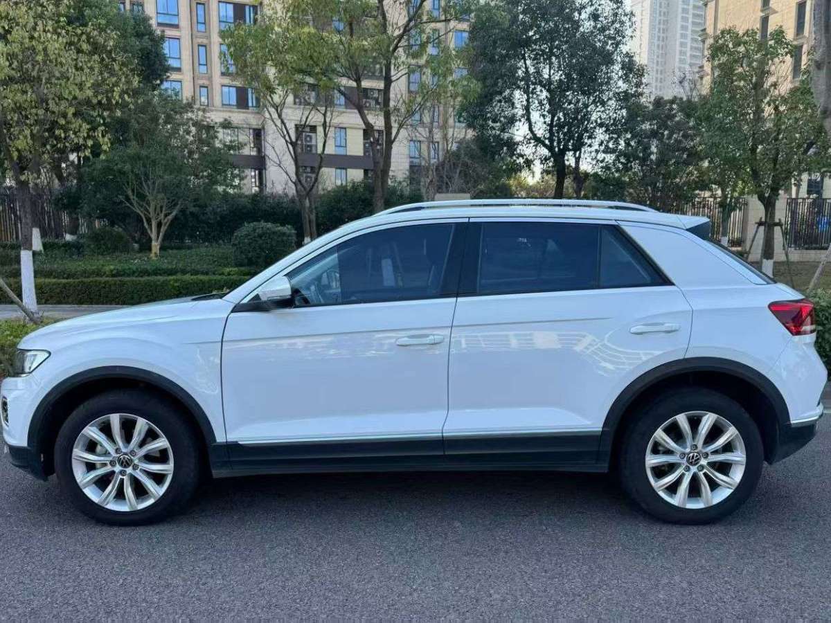 Volkswagen T-Roc 2023 car image #3