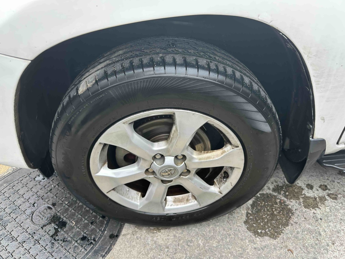 Toyota RAV4 2011 immagine di auto #3