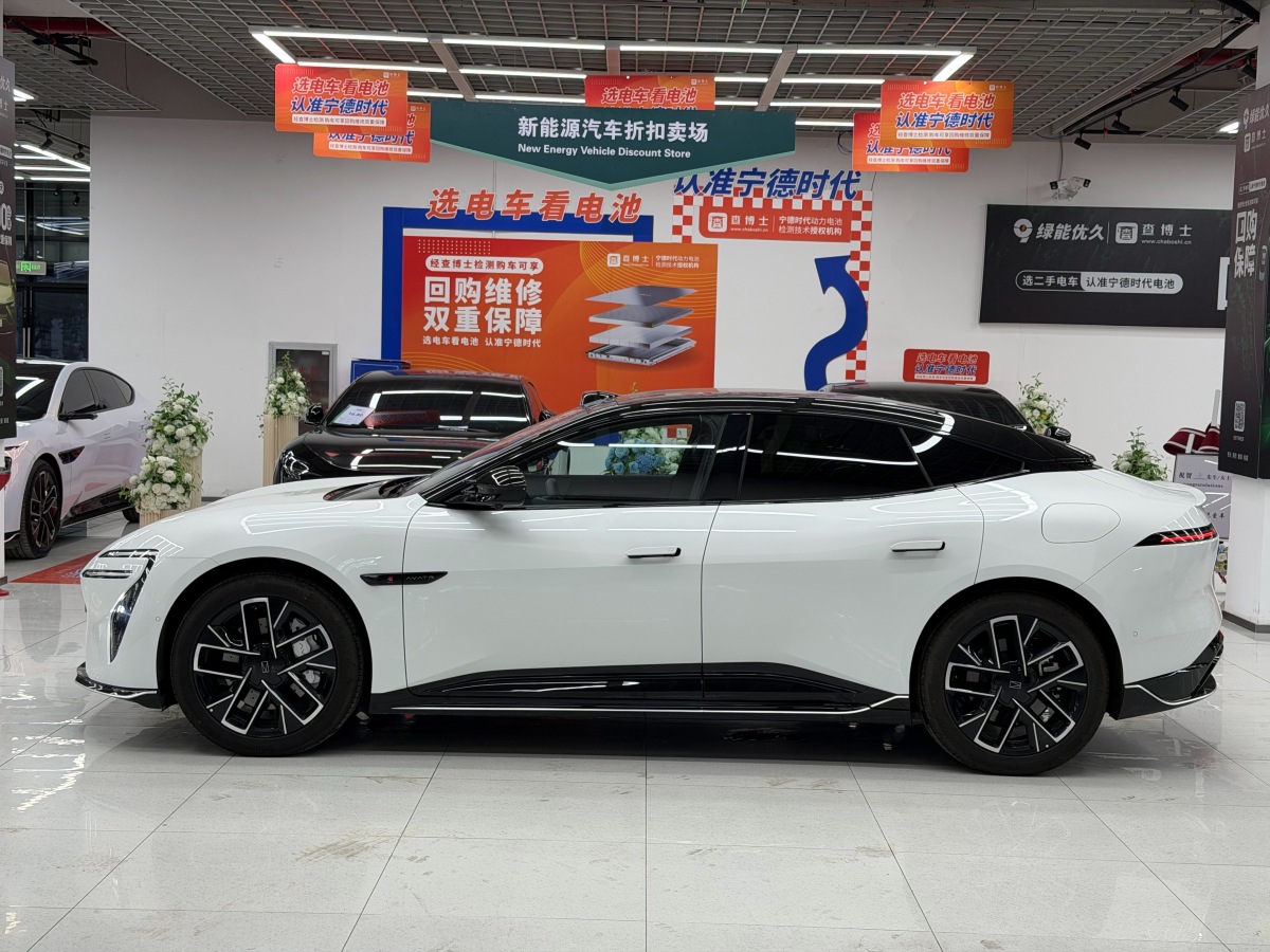 Avatr 06 2025 car image #3