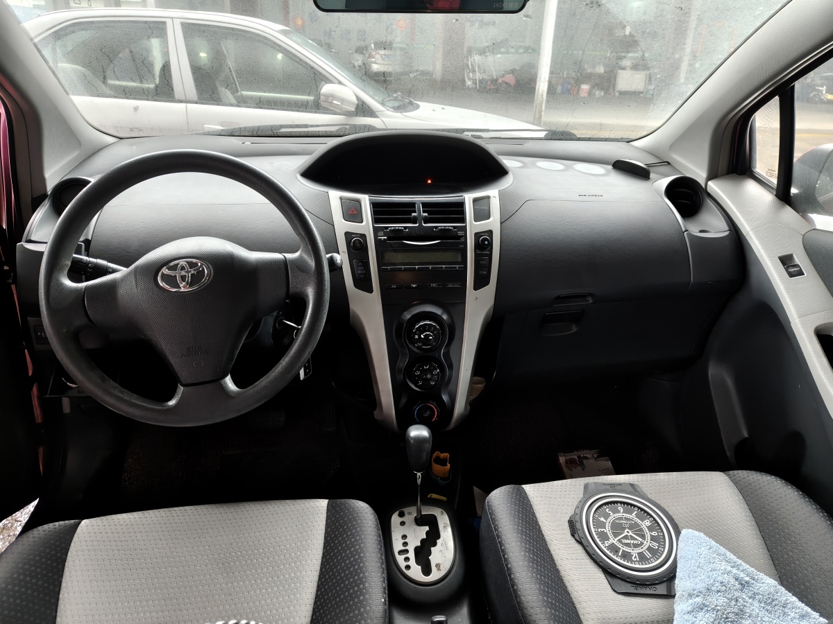 Toyota Yaris 2011 изображение автомобиля #3