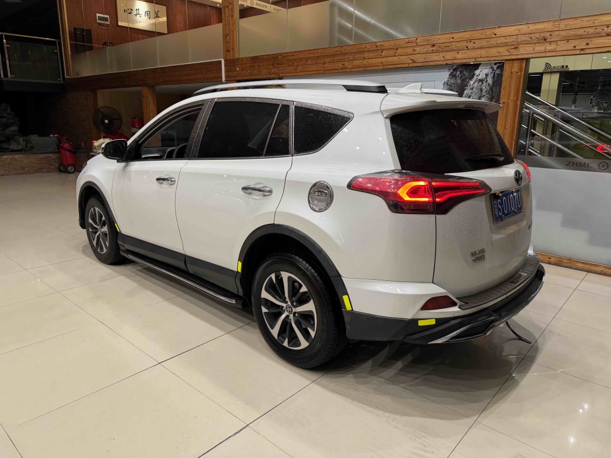 Toyota RAV4 2019 car image #3