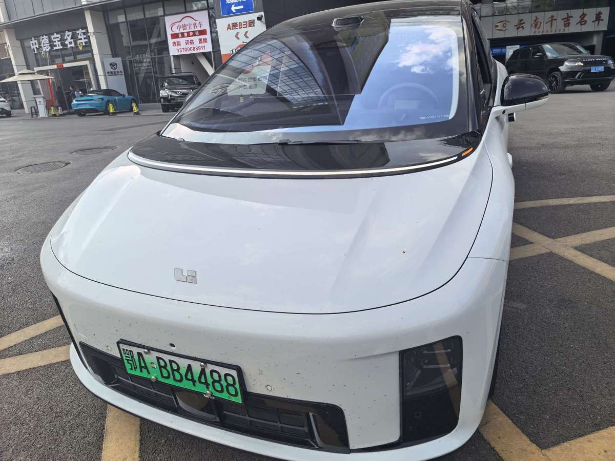 Li i8 2025 image de voiture #3