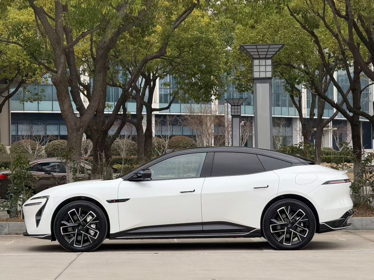 Avatr 06 2025 car image #3