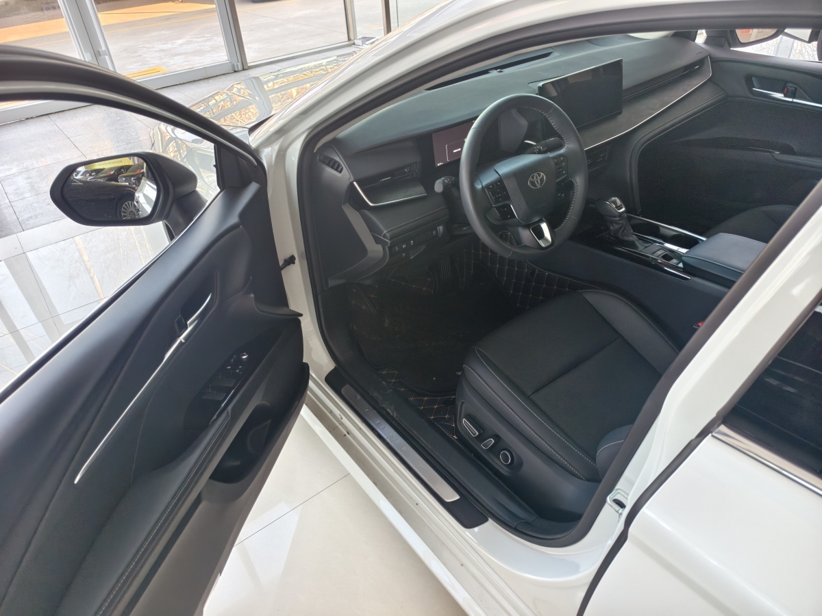 Toyota Camry 2025 car image #3