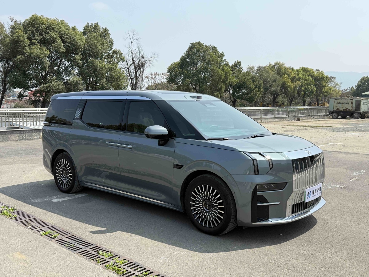 Zeekr 009 2025 car image #3