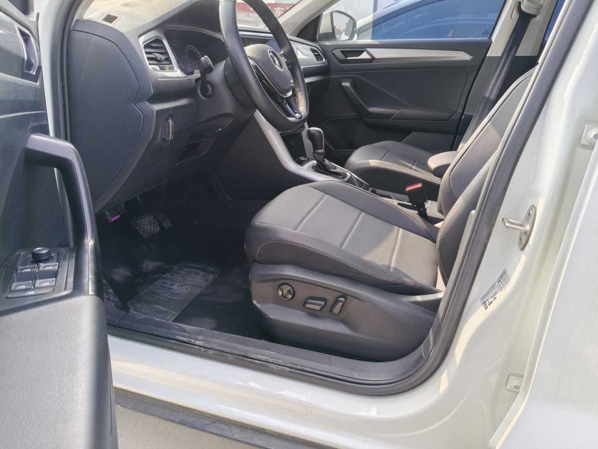 Volkswagen T-Roc 2023 car image #3