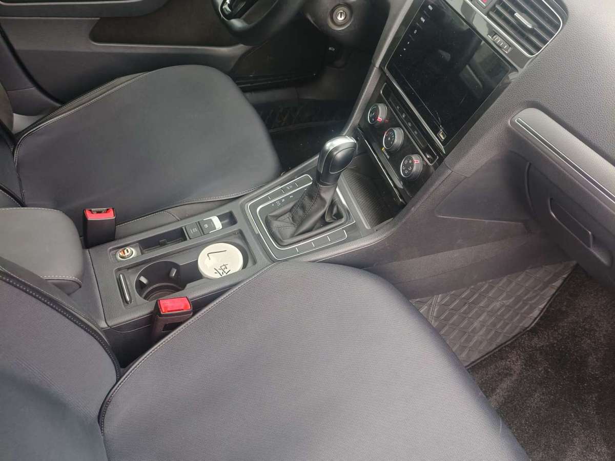 Volkswagen Golf 2020 car image #3
