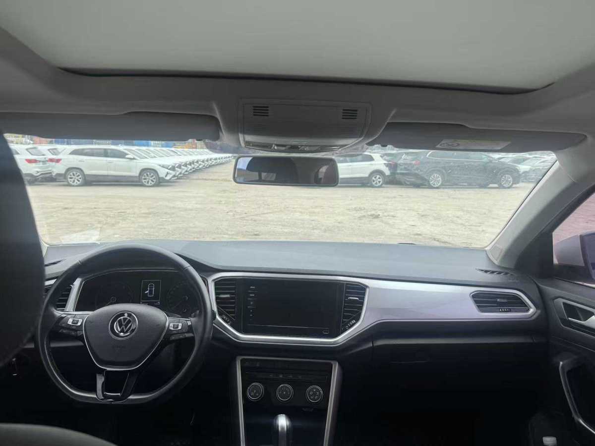 Volkswagen T-Roc 2022 car image #3