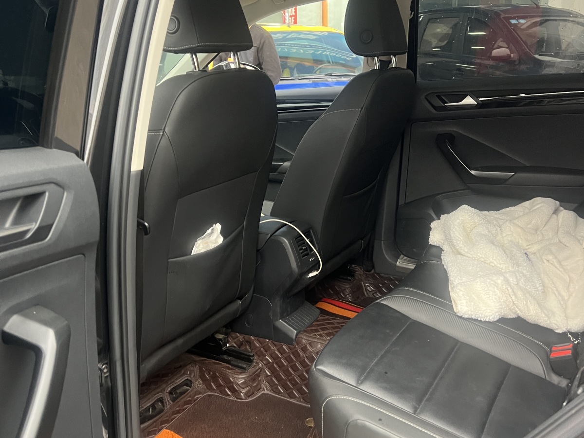 Volkswagen T-Roc 2022 car image #3