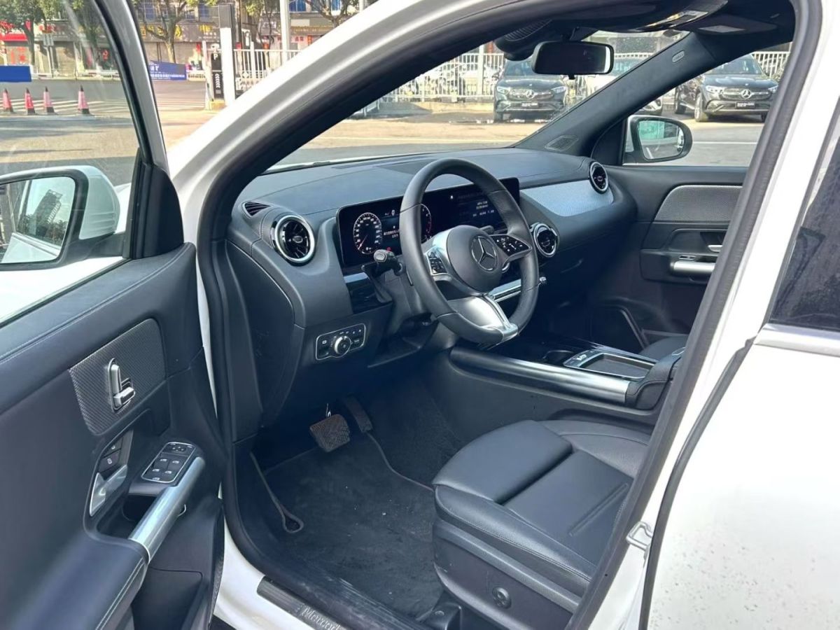 Mercedes-Benz GLA Class 2025 car image #3