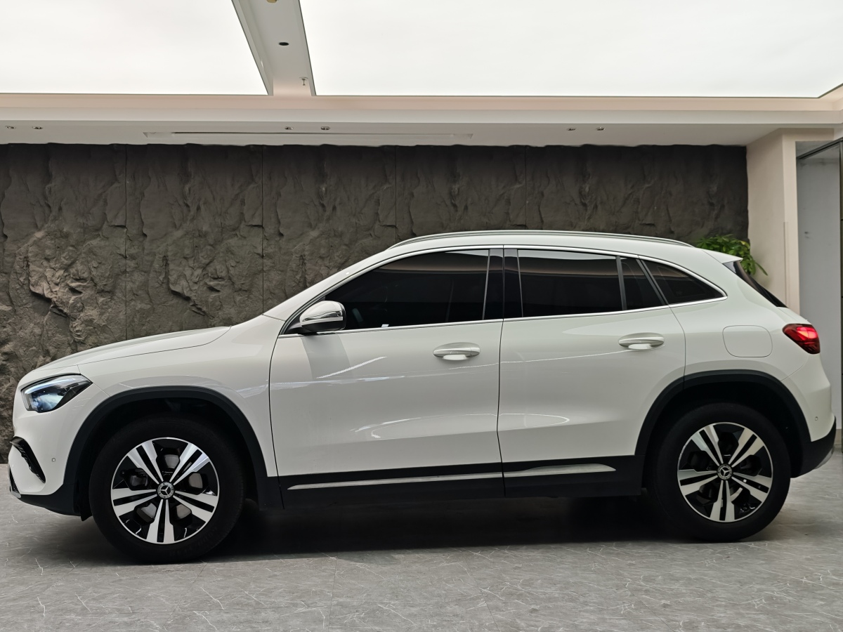 Mercedes-Benz 2024 car image #3