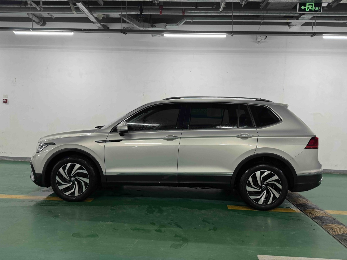 Volkswagen Tiguan L 2022 immagine di auto #3
