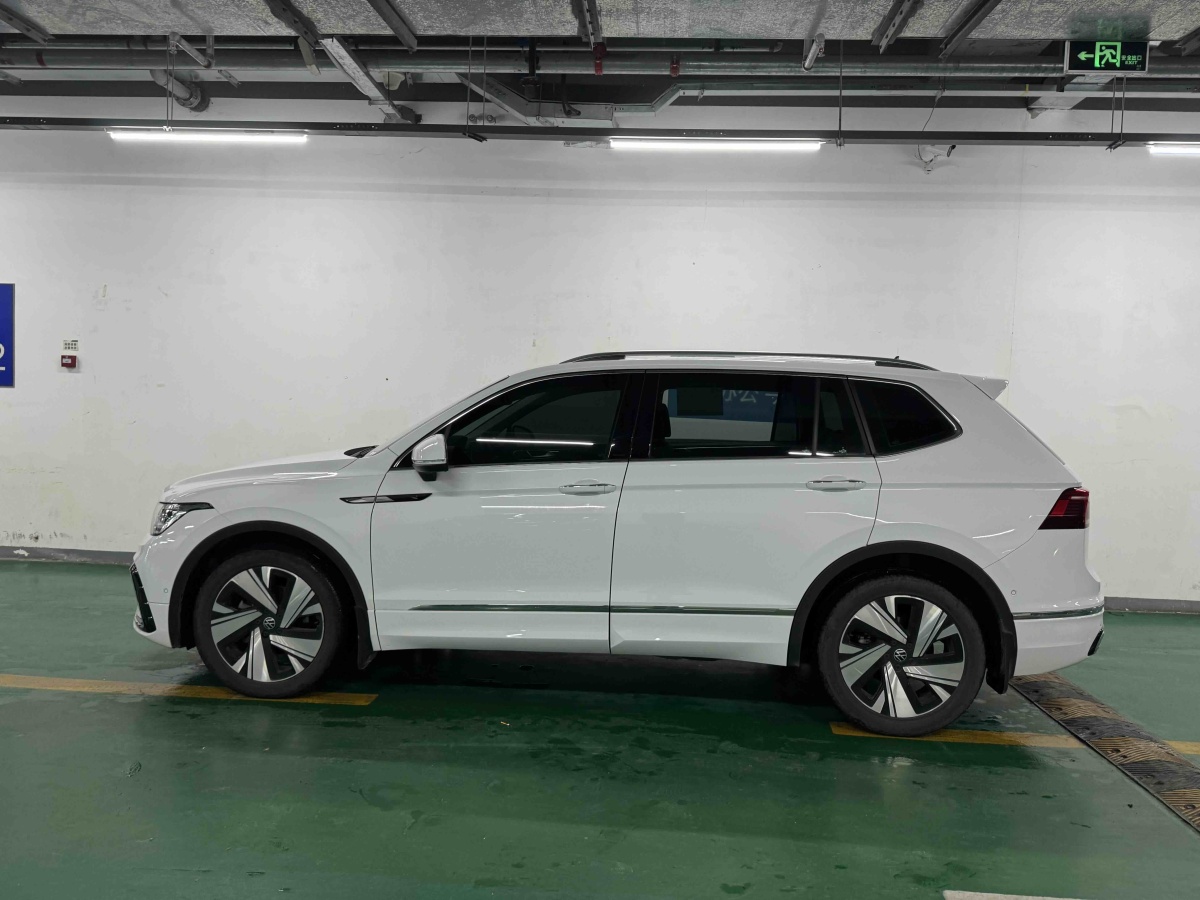 Volkswagen Tiguan L 2024 car image #3