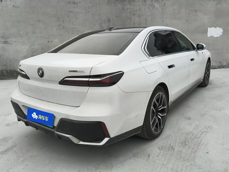 BMW i7 M70L 2023 car image #3