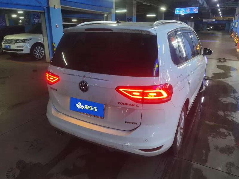 Volkswagen Touran 2018 car image #3