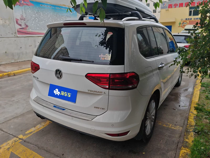 Volkswagen Touran 2018 car image #3