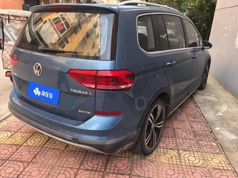 Volkswagen Touran 2018 car image #3
