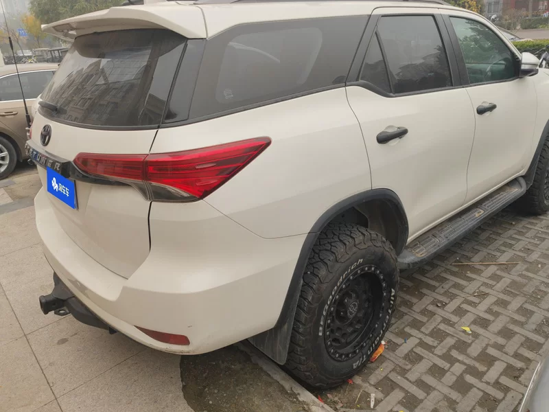 Toyota Fortuner 2018 immagine di auto #3