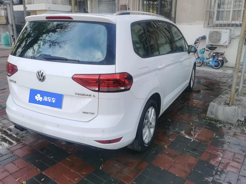 Volkswagen Touran 2018 car image #3