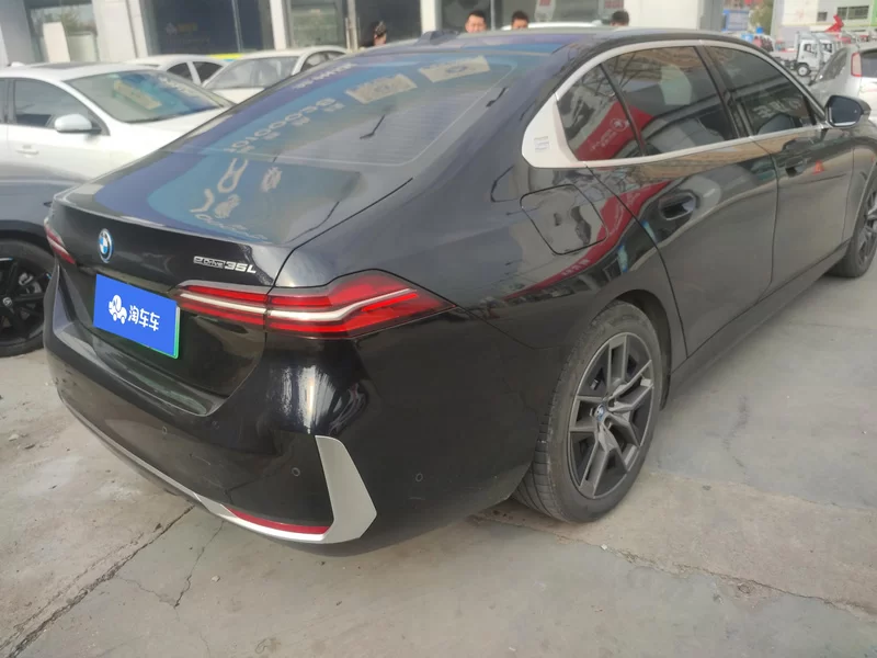 BMW i5 M60 2024 car image #3