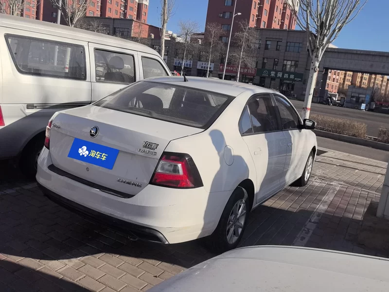 Skoda Rapid 2018 car image #3