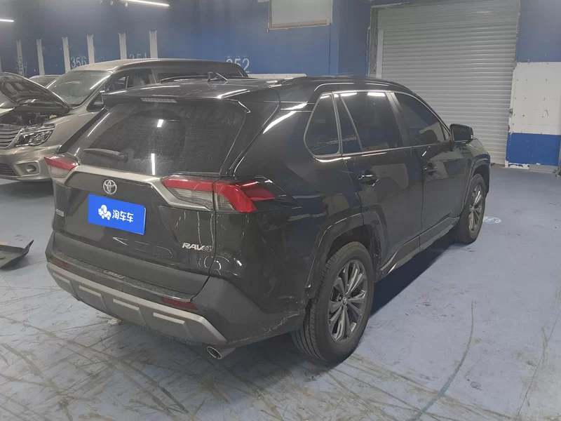 Toyota RAV4 2025 car image #3