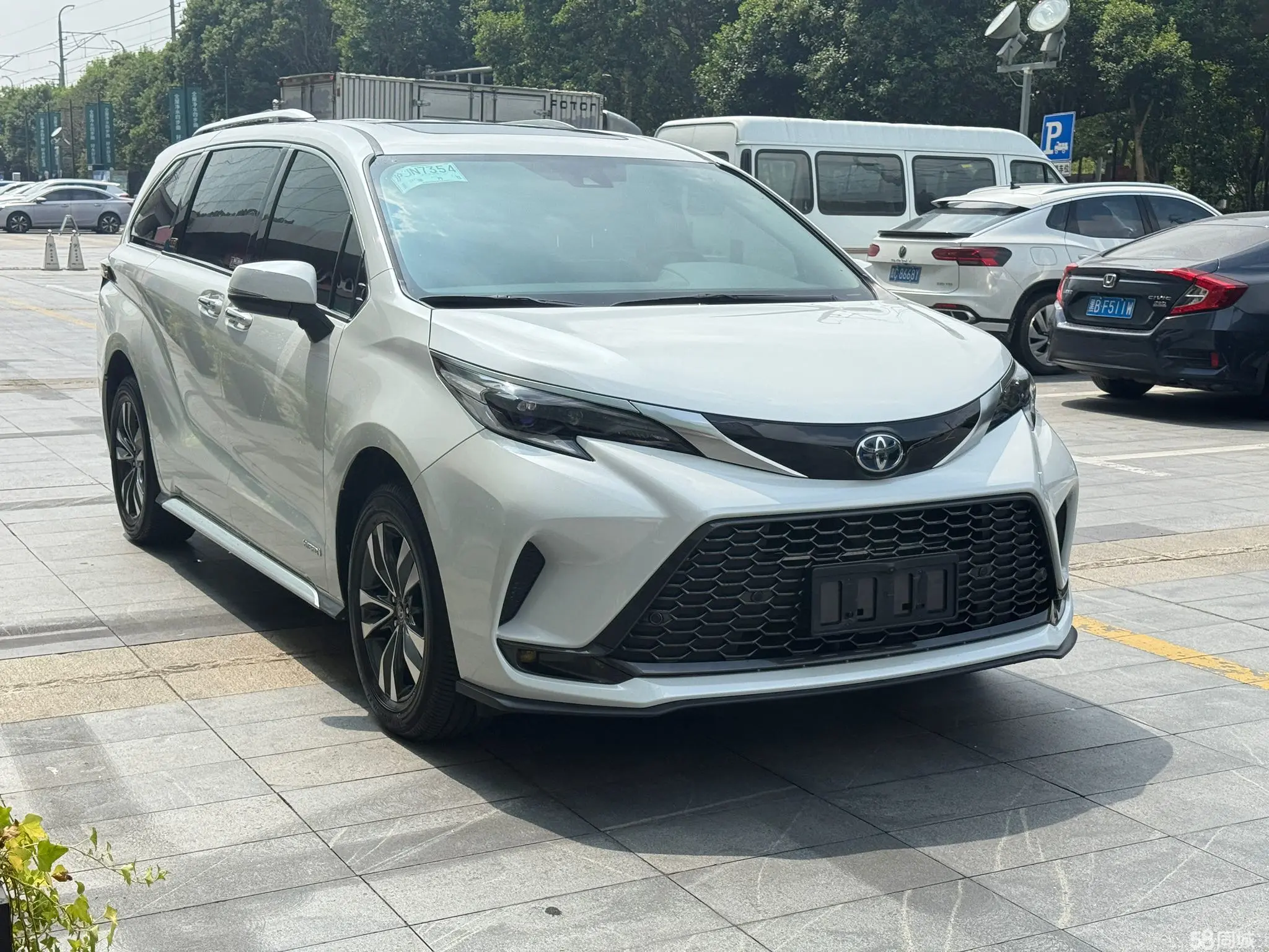 Toyota Granvia 2024 immagine di auto #3