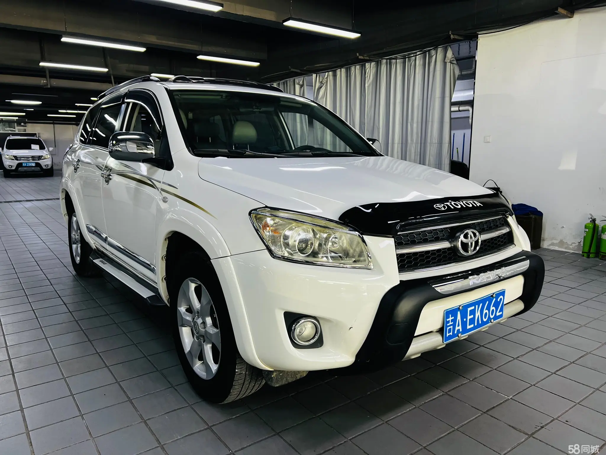 Toyota RAV4 2010 car image #3